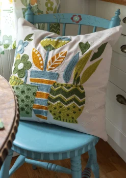 Broderat kuddfodral "Flower pots" i ekologisk bomull-Gudrun Sjödén New