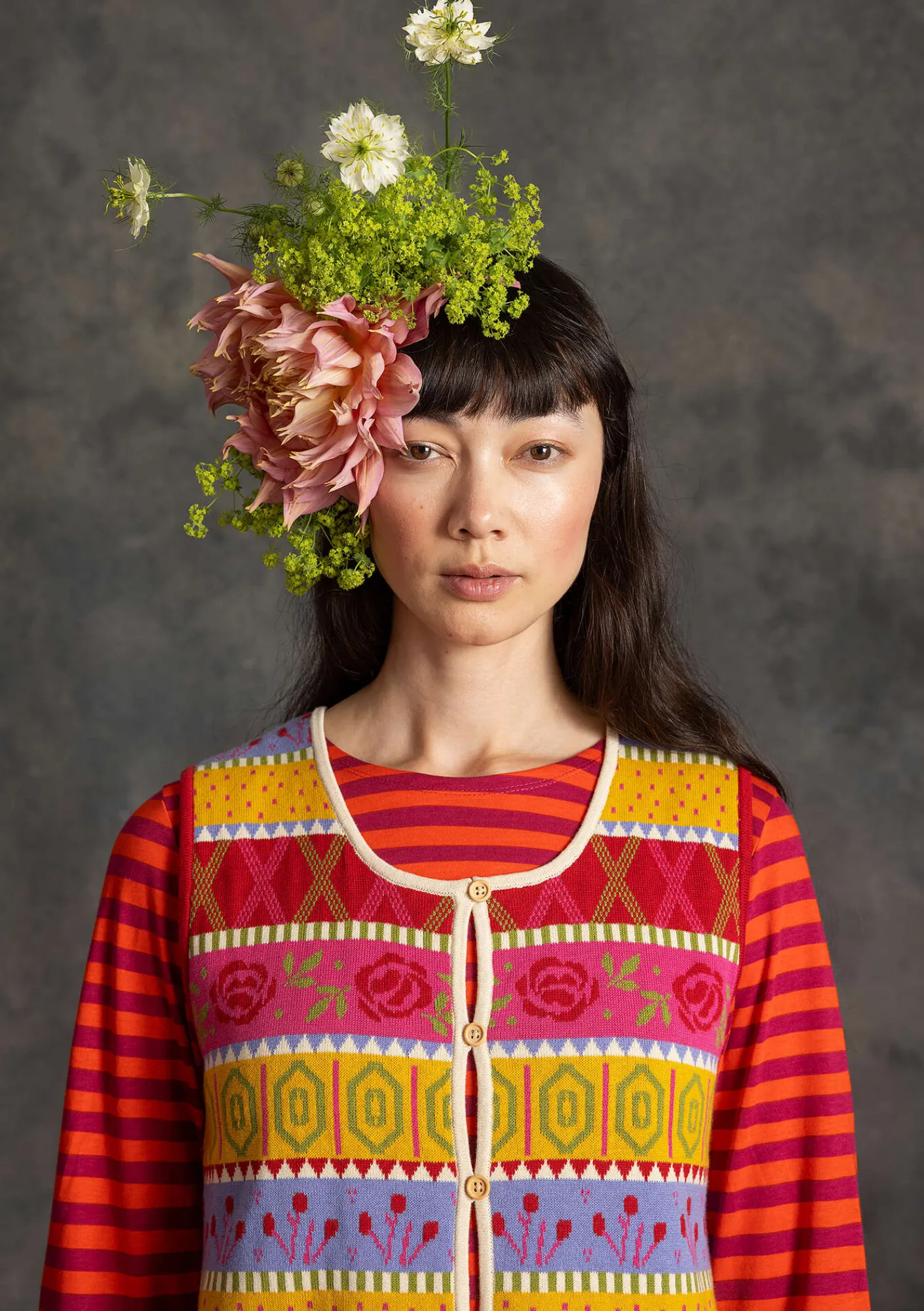 Stickad väst "Klara" i ekologisk/återvunnen bomull-Gudrun Sjödén Hot